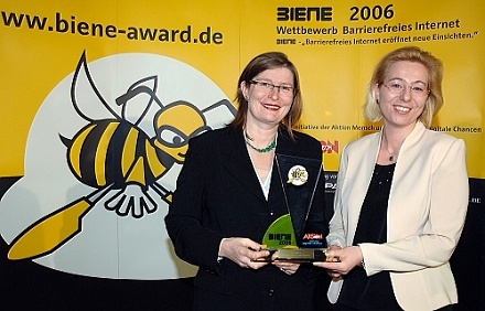 „Biene“ in Gold für help.gv.at: Sabine Kroissenbrunner und Laudatorin Silke Springensguth