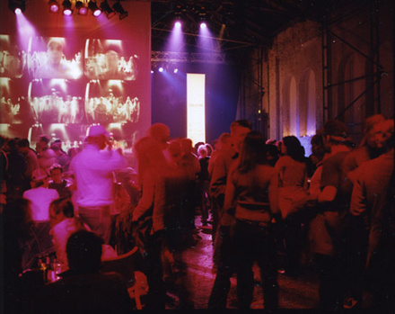 TOCA ME ’04 – Lounge mit Installation von Tomato Interactive