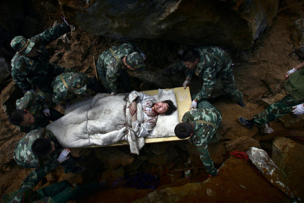 Rettungstruppen tragen Überlebenden des Erdbebens, Provinz Beichuan, China