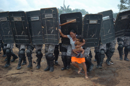 Frau wehrt sich gegen Zwangsräumung, Manaus, Brasilien