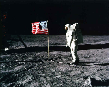 Aldrin mit US-Flagge auf dem Mond