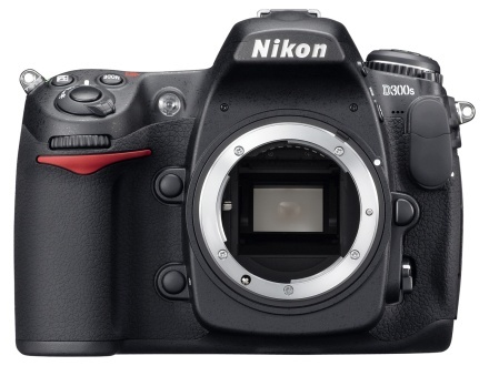 Nikon D300s: Gehäuse von vorn