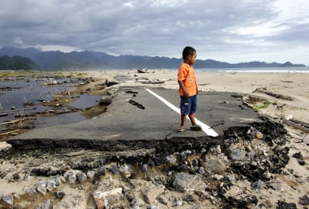 Aktion Deutschland Hilft e.V.: „Tsunami: Zerstörte Küstenstraße“