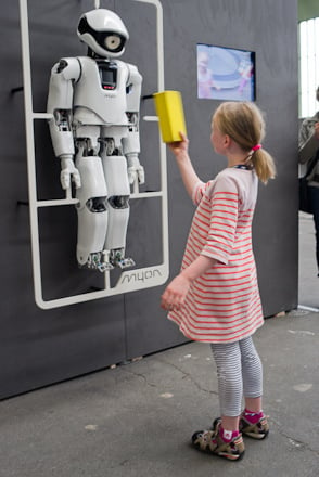 Roboter „Myon“ des Labors für Neurorobotik an der HU Berlin mit dem Designstudio Franckenpohl Poulheim und BayerMaterialScience