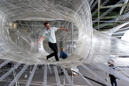 «For Use/Numen»: Installation aus Klebebändern auf der DMY 2010