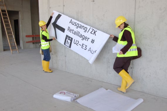 Flughafen BER: Musterweg – Informationen werden auch direkt auf die Wand aufgebracht