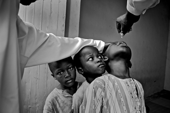 UNICEF-Foto des Jahres, 3. Preis 2011: Nigeria – Polio, einen Schritt nach vorn, zwei zurück