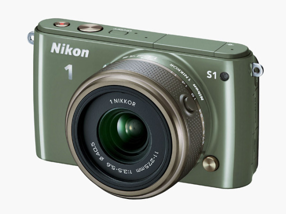 Nikon 1 S1 mit 1 Nikkor 11—27,5 mm in Khaki