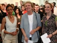 pro creatione Preisträgerinnen Barbara Mugalu (links) und Ina König (rechts) mit Prof. Dr. Roswitha Hirner (Mitte)