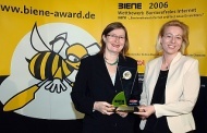 «Biene» in Gold für help.gv.at: Sabine Kroissenbrunner und Laudatorin Silke Springensguth (Aktion Mensch/Hartmut Reiche)