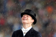 «Isabell Werth freut sich über ihre Goldmedaille bei der Reitsport-WM.» (Rolf Vennenbernd dpa/lnw)