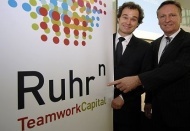 Frank Dopheide (Grey) und Peter Lampe (Initiativkreises Ruhr) vor Ruhrgebiet-Slogan