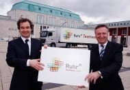 Noch mit „n“: Frank Dopheide (Grey) und Peter Lampe (Initiativkreis Ruhr) mit Ruhrgebiet-Logo