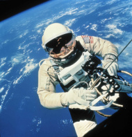 Mission Gemini IV, Astronaut mit Contax-Kamera (NASA)