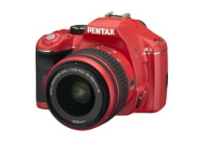 Pentax K-x in rot mit Optik DA-L 18—55 mm