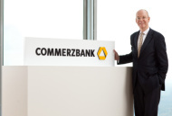 Commerzbank-Vorstandschef Martin Blessing mit neuem Logo (Foto: Commerzbank AG)