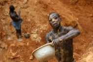 Junger ghanesischer Goldgräber (Nominierung Profis, Zeitgeschehen) (© George Osodi/Sony World Photography Awards 2010)