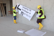 Flughafen BER: Musterweg – Informationen werden auch direkt auf die Wand aufgebracht (Foto: Moniteurs)