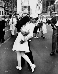 «V-J-Tag», Time Square, New York (Alfred Eisenstaedt, 1945 (© Getty Images/Fotograf: Kurt Hutton/Kollektion: Picture Post))