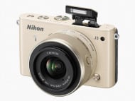 Nikon 1 J3 mit 1 Nikkor VR 10—30 mm in Beige