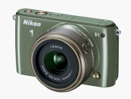 Nikon 1 S1 mit 1 Nikkor 11—27,5 mm in Khaki (Nikon)