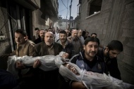 World Press Photo of the Year 2012: Eine Gruppe trauernder Männer trägt zwei Kinder und ihren Vater zu Grabe