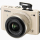 Nikon 1 J3 mit 1 Nikkor VR 10—30 mm in Beige