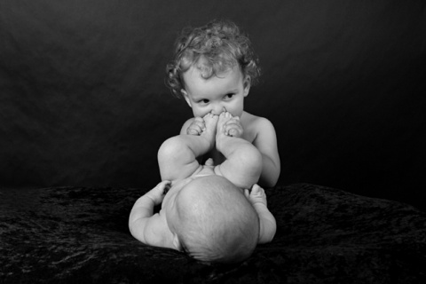 baby füsse küssen, foto schwarzweiss