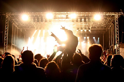 Crowdsurfer in Menschenmenge