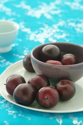 raw – food styling plums