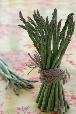 raw – food styling asparagus