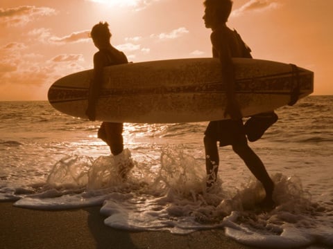 Teenager gehen surfen – KIDS IMAGES