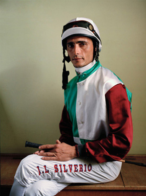 Portraits von Jockeys nach dem Rennen