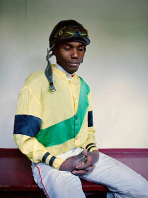 Portraits von Jockeys nach dem Rennen