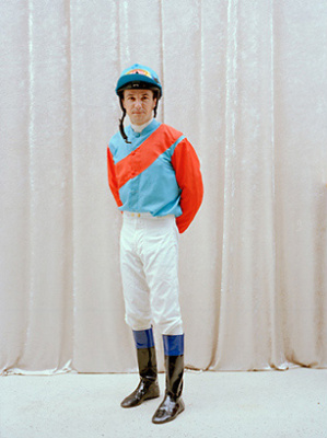 Portraits von Jockeys nach dem Rennen