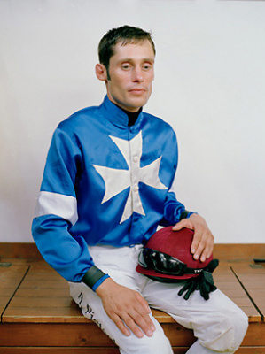 Portraits von Jockeys nach dem Rennen