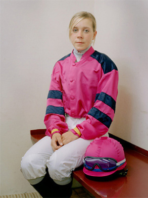 Portraits von Jockeys nach dem Rennen