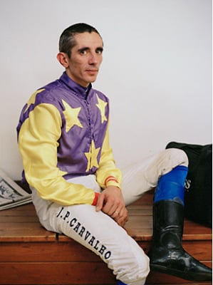 Portraits von Jockeys nach dem Rennen