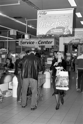 Konsumenten in einem Supermarkt