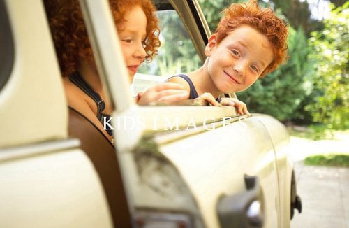 Junge im Auto – KIDS IMAGES