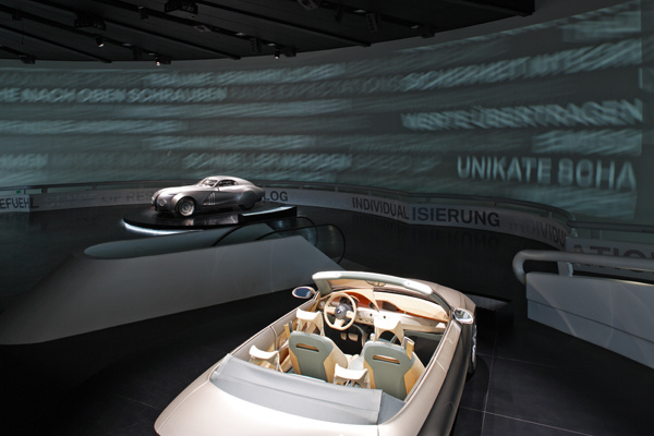 BMW Museum Rundbau; Visuelle Sinfonie mit Fahrzeugstudien; Architekt: Karl Schwanzer