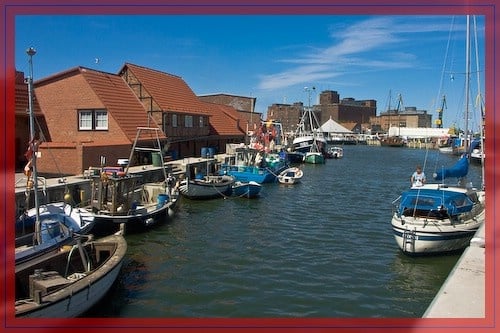 Fischerboote und Yachten liegen im Hafen von Wismar