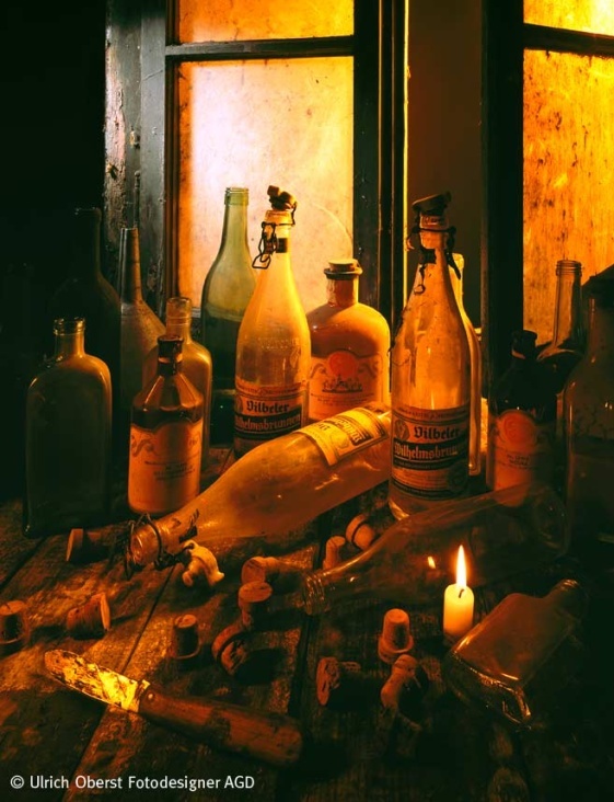 Stilleben mit alten Flaschen