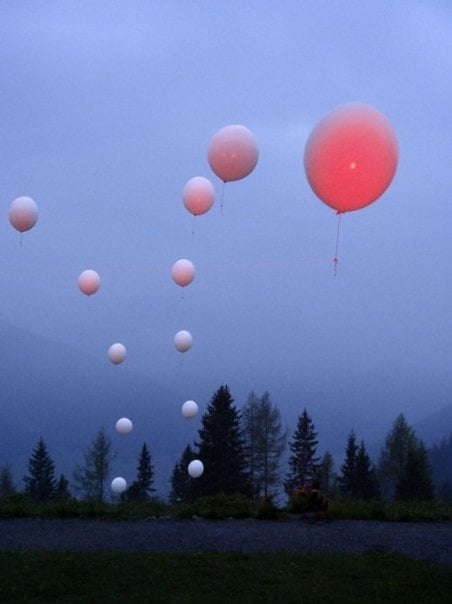 Ballonkette in den Bergen