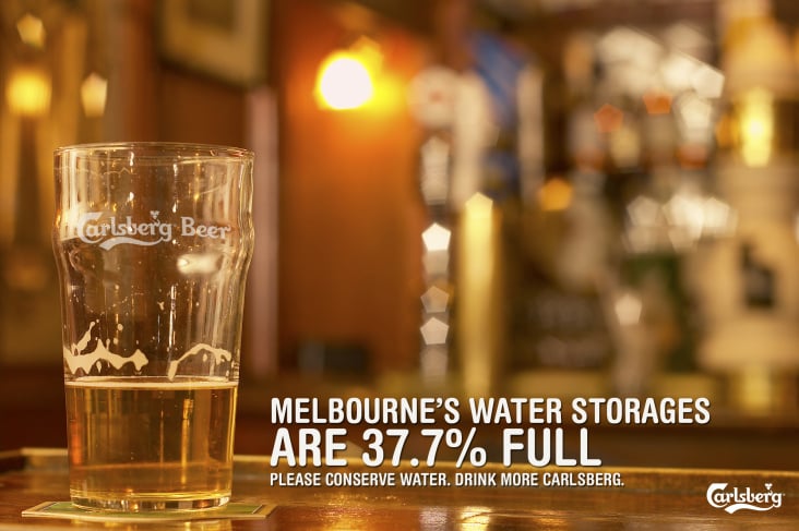 Ein ironischer take auf die anhaltende Dürre in Australien. ( Importiertes Bier trinken=Australisches Wasser sparen)