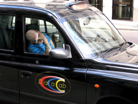 Typisches Londoner Cab, und dann noch dieser interessante Fahrer