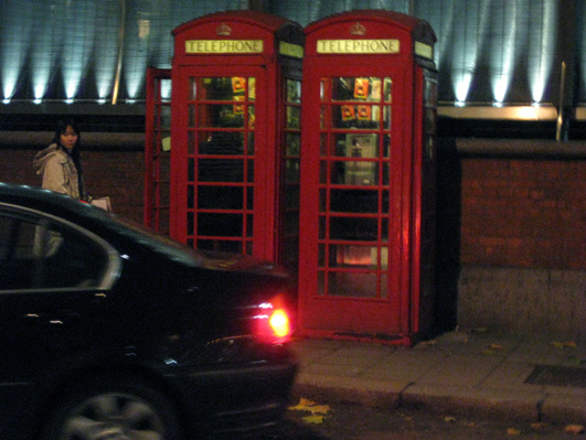 Frau, Telefonzellen, Auto