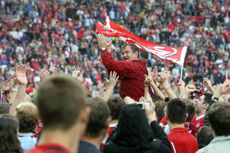 Der Volksheld (Kaiserslauterns Ex-Trainer Milan Sasic nach dem Klassenerhalt 2008)