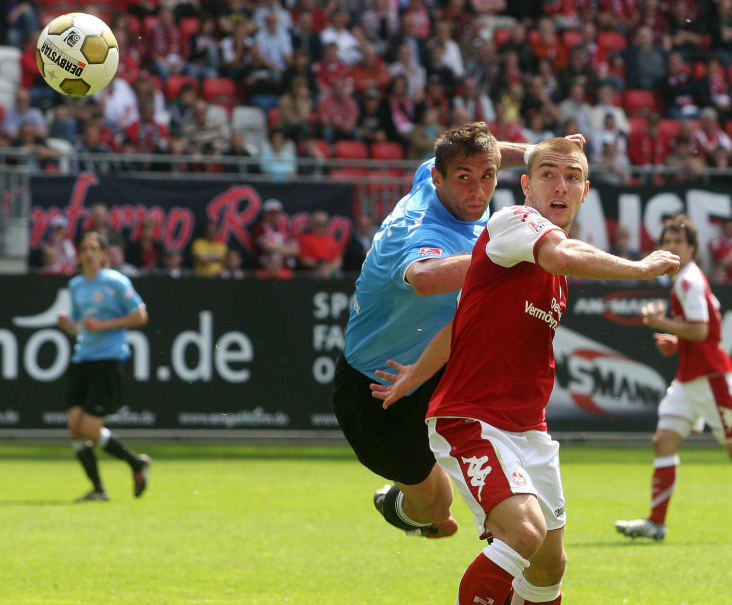 Flugball – Erik Jendrisek, 1. FC Kaiserslautern (rechts)