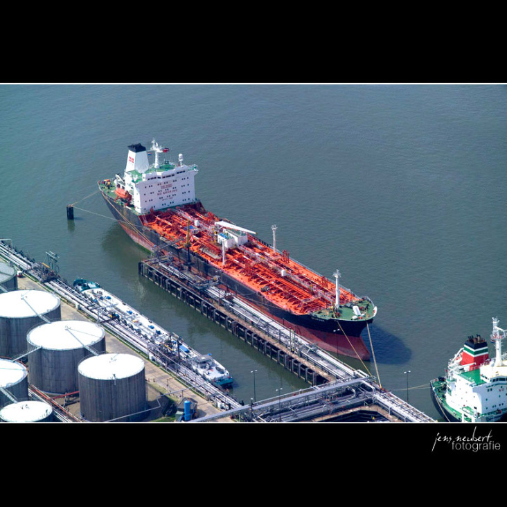 Luftaufnahme Frachtschiff im Hafen